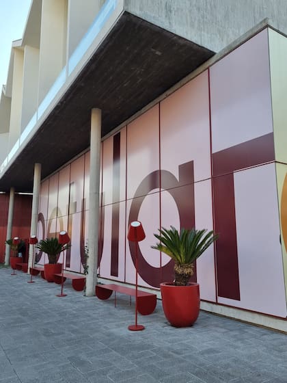 El frente, aún ploteado, de Betular Pâtisserie, en Villa Devoto