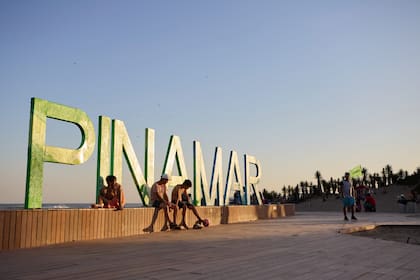El frente costero de Pinamar, uno de los puntos de mayor circulación turística, en el inicio de una temporada que llegó con movimiento anticipado y mayor presencia de visitantes