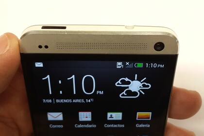 El frente de aluminio con la cámara frontal y, arriba, el puerto infrarrojo, que también es el botón de bloqueo