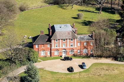 El frente de esa mansión georgiana de más 300 años que fue restaurada en 2001. Recuperar detalles de época y arreglar el techo, las chimeneas de mármol, las ventanas venecianas y el techo abovedado de medio cañón en el pasillo costó 1.755.000 euros