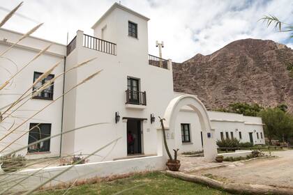 El frente de estilo colonial de El Manantial del Silencio