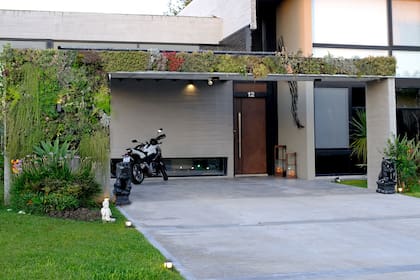 El frente de hormigón de esta casa particular fue cubierto con suculentas, mantos de la virgen y asparragus, todas plantas que requieren poco riego.