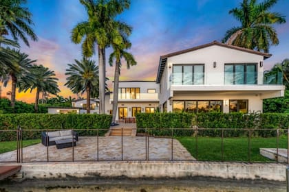 El frente de la mansión