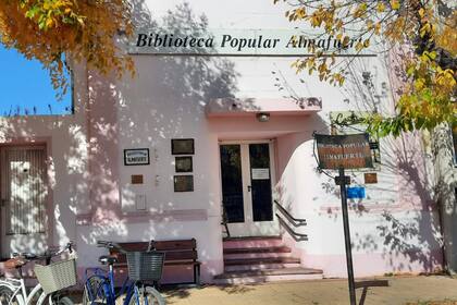 El frente de la Biblioteca Popular Almafuerte de Henderson