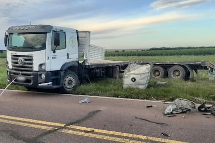 El frente de la camioneta quedó destruido y el camión doblado en la banquina