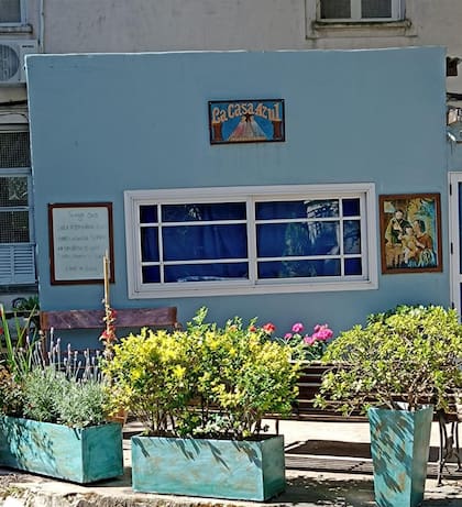 EL frente de La Casa Azul, en el Hospital Rivadavia