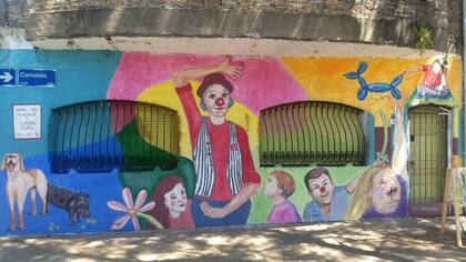 El frente de la casa de Claudia Ferro, en Villa Luro: los vecinos pintaron un mural en honor a ella