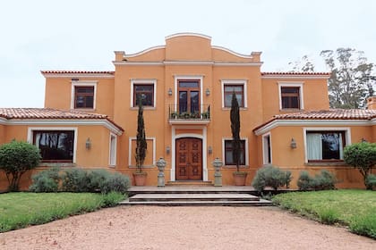 El frente de la casa de estilo neocolonial y su entrada principal.