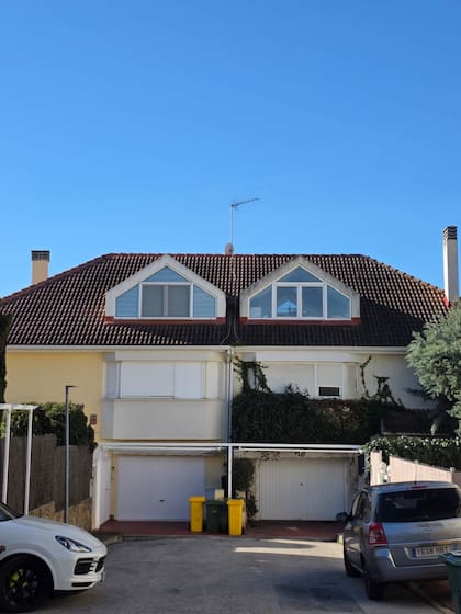 El frente de la casa de la viuda de Perón, en las afueras de Madrid