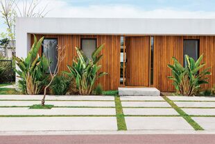 El frente de la casa en madera de guayubira: “Fue una propuesta para lograr una fachada cálida, diferente, con personalidad y muy natural”, nos explica el arquitecto Jorge Mazzinghi, a cargo del proyecto.