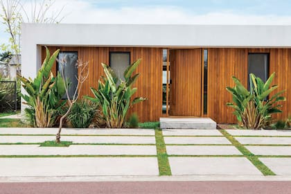 El frente de la casa en madera de guayubira: “Fue una propuesta para lograr una fachada cálida, diferente, con personalidad y muy natural”, nos explica el arquitecto Jorge Mazzinghi, a cargo del proyecto.