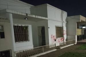 El frente de la casa fue baleado