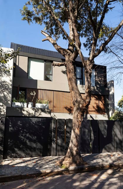 El frente de la casa, hacia una de las arboladas calles de Olivos