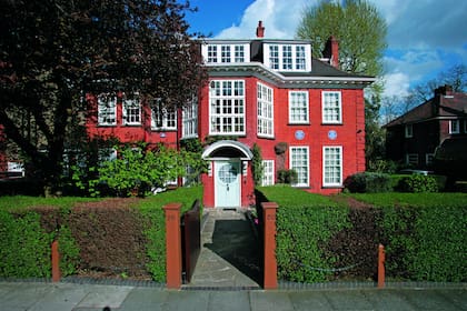 El frente de la casa sobre la calle Maresfield Gardens, en Londres, hoy convertida en un museo