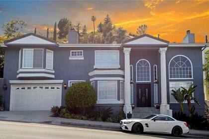 El frente de la casa tiene dos columnas jónicas que llaman la atención en la cuadra en ascenso