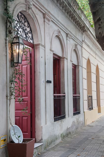 El frente de la casona que alberga a Albertine, ubicada en el casco histórico de Colonia del Sacramento.