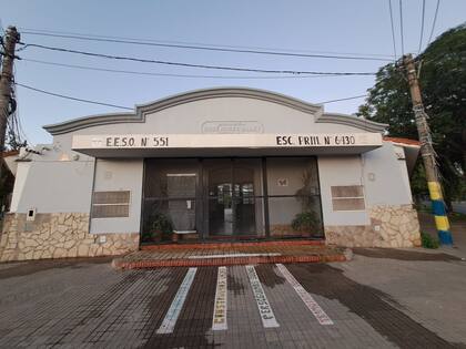 El frente de la escuela baleada en Rosario