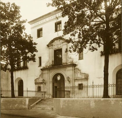 El frente de la Escuela Guillermo Rawson.