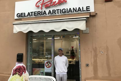 El frente de la heladería en Roma