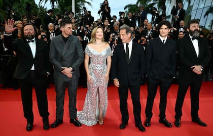 El frente de la imagen: los actores franceses Manuel Guillot, Raphael Quenard, Lea Seydoux, Vincent Lindon y Louis Garrel posan junto al director local Quentin Dupieux. Se trata del equipo del film El segundo acto, la obra elegida para abrir el Festival de Cannes