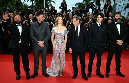 El frente de la imagen: los actores ses Manuel Guillot, Raphael Quenard, Lea Seydoux, Vincent Lindon y Louis Garrel posan junto al director local Quentin Dupieux. Se trata del equipo del film El segundo acto, la obra elegida para abrir el Festival de Cannes