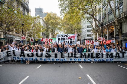 El frente de la marcha entre el Ministerio de Salud y la Plaza de Mayo