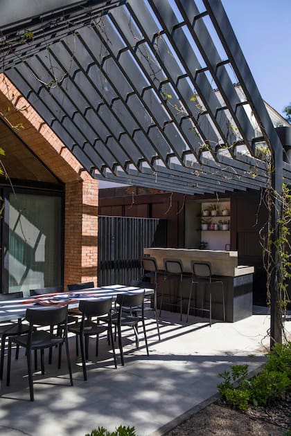 El frente de la parrilla se hizo in situ. Banquetas (Estudio Te).