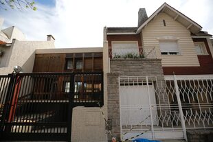 El frente de las dos casas robadas