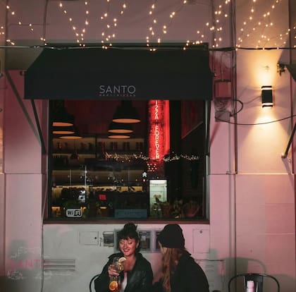 El frente de Santo, Bar de Pizzas