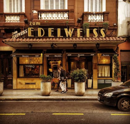 El frente de Zum Edelweiss, sobre la calle Libertad