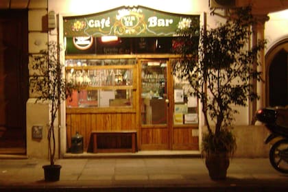 El frente del bar de la calle Viamonte