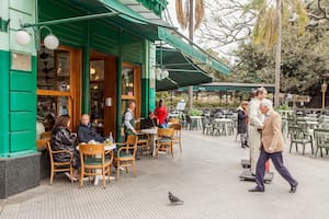 El café tradicional donde los mozos son testigos crónicos de la pasión argentina por las sobremesas