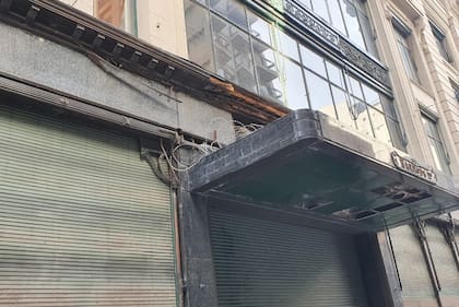 El edificio ya tenía alambre de púas para evitar los robos
