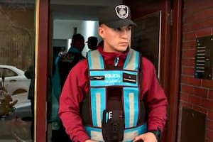 El frente del edificio de Hidalgo 140, esta tarde, durante el allanamiento al departamento donde vivía Sarlo