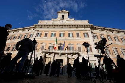 El frente del edificio del parlamento Montecitorio en Roma
