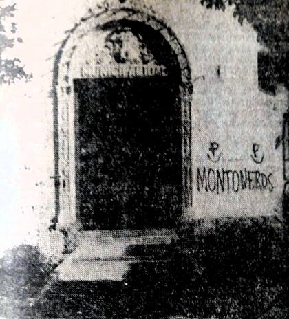 El frente del edificio municipal de La Calera, con las leyendas políticas inscriptas por los atacantes