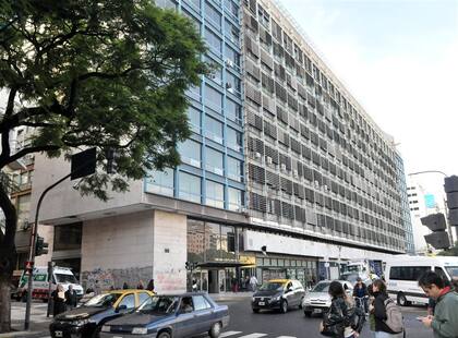 El frente del edificio, que ahora pertenece al Banco Hipotecario, en Carlos Pellegrini entre Sarmiento y Perón