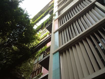 El frente del edificio tiene parasoles móviles de madera