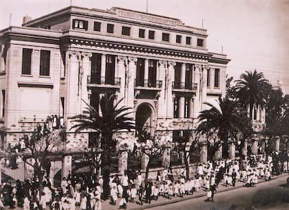 El frente del ENS4, entonces "Escuela Normal Superior de Flores", en 1912.