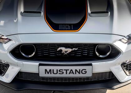 El frente del Ford Mustang Mach 1 luce la estética "nariz de tiburón" en la que resaltan las grandes tomas de aire