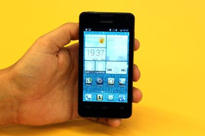 El frente del Huawei Ascend Y300, con la interfaz gráfica (EmotionUI) sobre Android