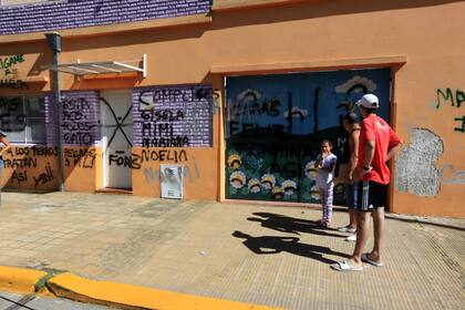 El frente del jardín pintado con insultos