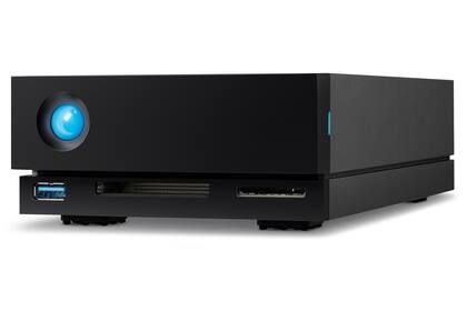 El frente del LaCie 1Big Dock ofrece ranuras para leer tarjetas de memoria y hacer una copia de seguridad de su contenido