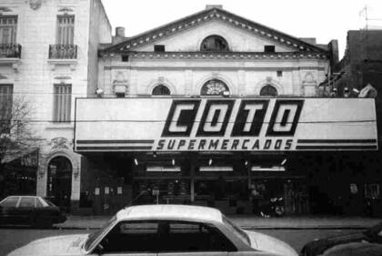 El frente del supermercado Coto, donde anteriormente funcionaba el cine Los Andes, en los años 80