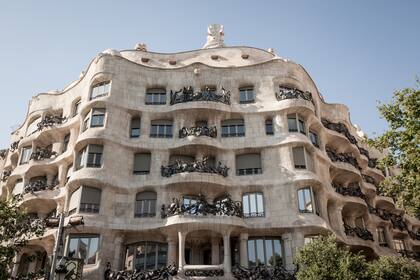 El frente ondulado de La Pedrera, o Casa Milà, alegoría de las olas del Mediterráneo, otro hito en la obra modernista de Gaudí, considerada la vivienda más relevante