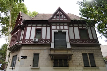 El frente sobre 9 de Julio y Ayacucho muestra la impronta del arquitecto alemán Hermann Waltz, referente de la comunidad alemana en Rosario