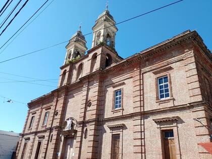 El frente sobre calle 4 de enero.