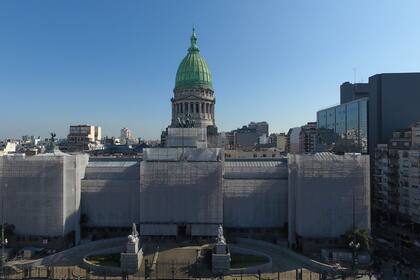El frente sobre la avenida Entre Ríos, cubierto por una malla.