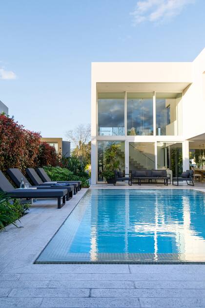 El frente vodriado da paso a la lu< y exhibe la doble altura del living.