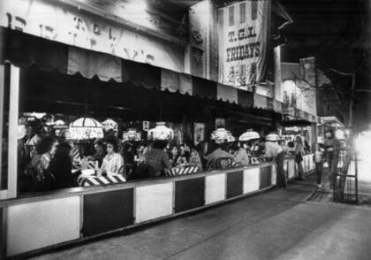 El Friday's de Memphis, fotografiado en 1980. (Vía OvertonSquare.com)